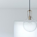 モルタル×木×アイアンのモダンアメリカンな住まいの写真 ランプ