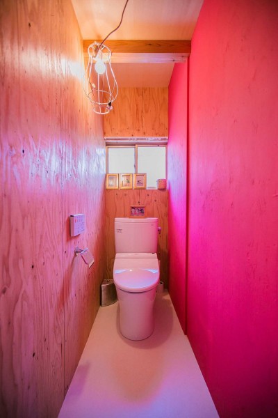 トイレ (【継承リノベーション】想い出BOX～おじいさまから譲り受けた木造の家、思い出を繋いでいく住まい～)