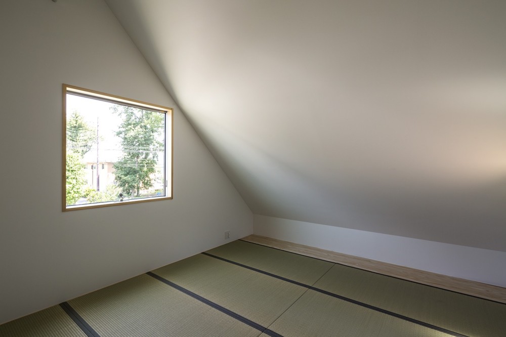 castor/単純な大屋根形状に普遍的な間取りを、立体的断面形状で組み込んでみる。 (主寝室)