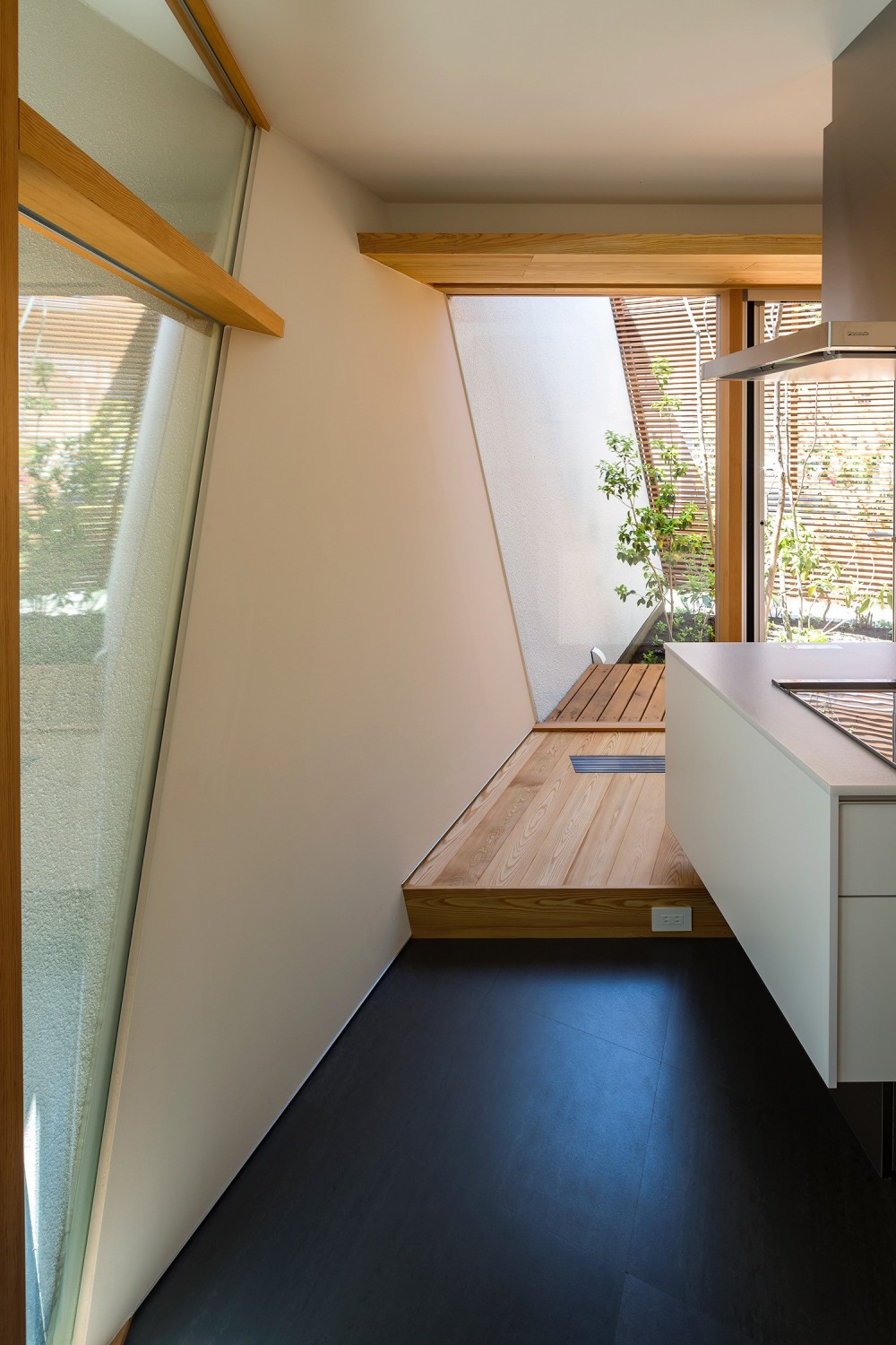 elnath/平面的、立体的な斜めの壁によって構成された空間を考えてみる。 (キッチン・中庭)