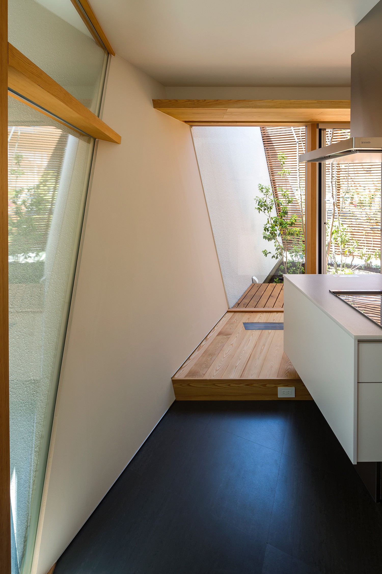 アウトドア事例：キッチン・中庭（elnath/平面的、立体的な斜めの壁によって構成された空間を考えてみる。）