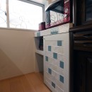 「碧の家」 – 100年を紡ぐ物語＜リノベーション＞ –の写真 キッチンの造作棚