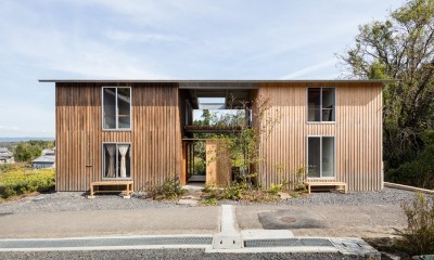two house (道路から建物を見る)