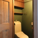 好き"に囲まれて暮らすアトリエのあるリノベーションの写真 落ち着いたグリーンのクロスのトイレ空間