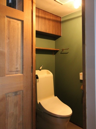 落ち着いたグリーンのクロスのトイレ空間 (好き"に囲まれて暮らすアトリエのあるリノベーション)
