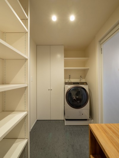 収納を効率的に確保している洗面脱衣室 (風窓の家)