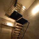 風と光とプライバシーをコントロール｜松ヶ鼻町の家の写真 階段
