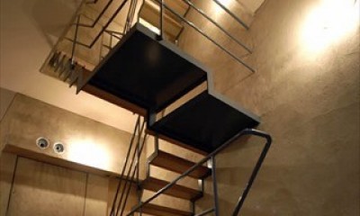 風と光とプライバシーをコントロール｜松ヶ鼻町の家 (階段)