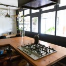 アイアンフレームのオリジナルキッチンと飛び床の土間の家の写真 キッチン