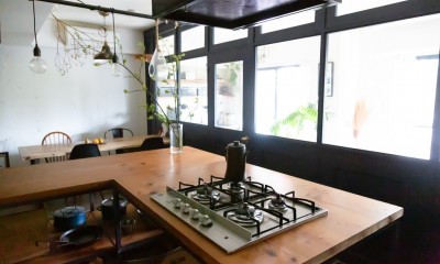キッチン｜アイアンフレームのオリジナルキッチンと飛び床の土間の家
