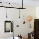 アイアンフレームのオリジナルキッチンと飛び床の土間の家の写真 キッチン