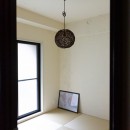 アイアンフレームのオリジナルキッチンと飛び床の土間の家の写真 シンプル和室