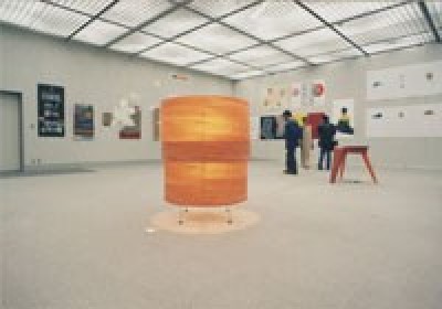 京都デザイン大賞コンペ 1999 での展示風景． (肥松単板のあかり｜杢 -Translucent：時の記憶)