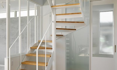 間窓の家 - ギャラリーのある暮らし (階段)
