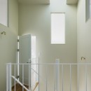 間窓の家 - ギャラリーのある暮らしの写真 階段ホール