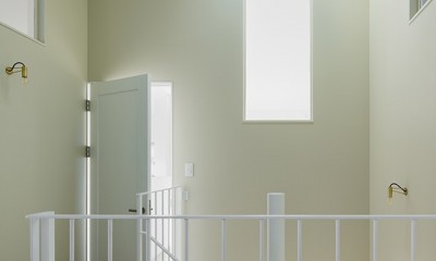 階段ホール｜間窓の家 - ギャラリーのある暮らし