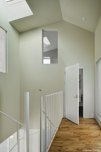 階段ホール (間窓の家 - ギャラリーのある暮らし)
