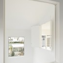 間窓の家 - ギャラリーのある暮らしの写真 寝室２　室内窓