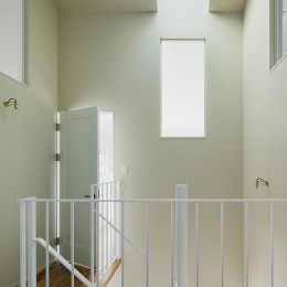 多方向から光の漏れる階段ホール (間窓の家 - ギャラリーのある暮らし)