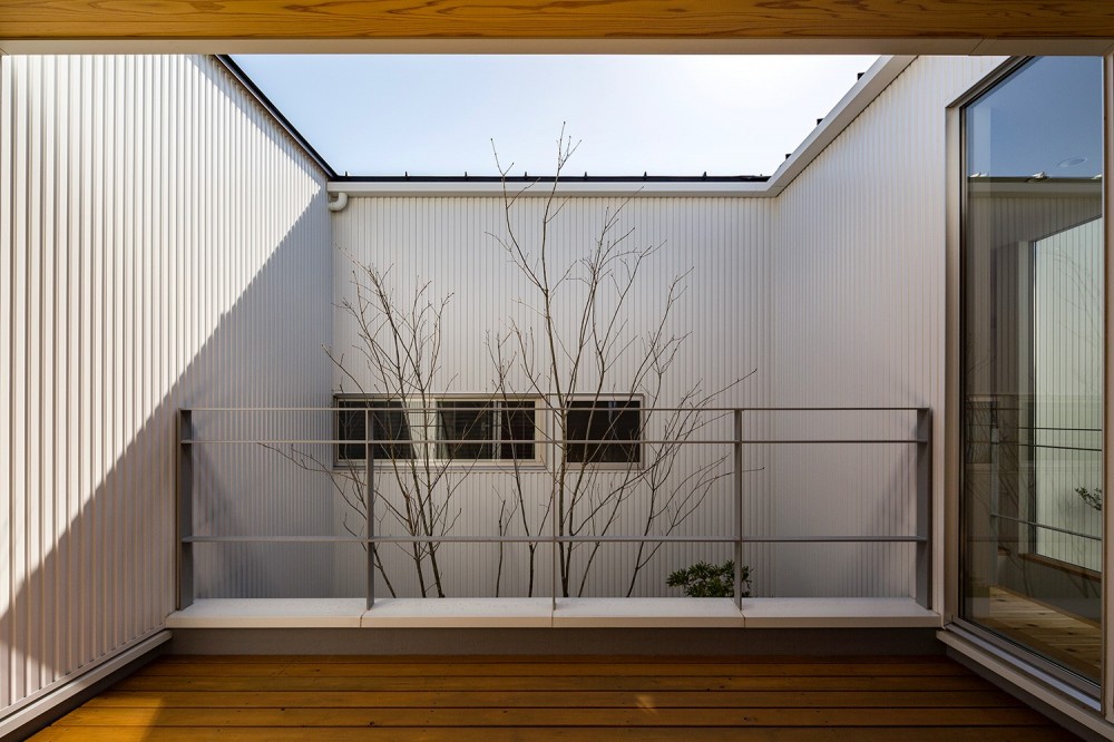 ポーラスターデザイン一級建築士事務所「zubenelgenubi/​囲われた２つの庭を立体的に多角的に眺められるかたちを考えてみる。」