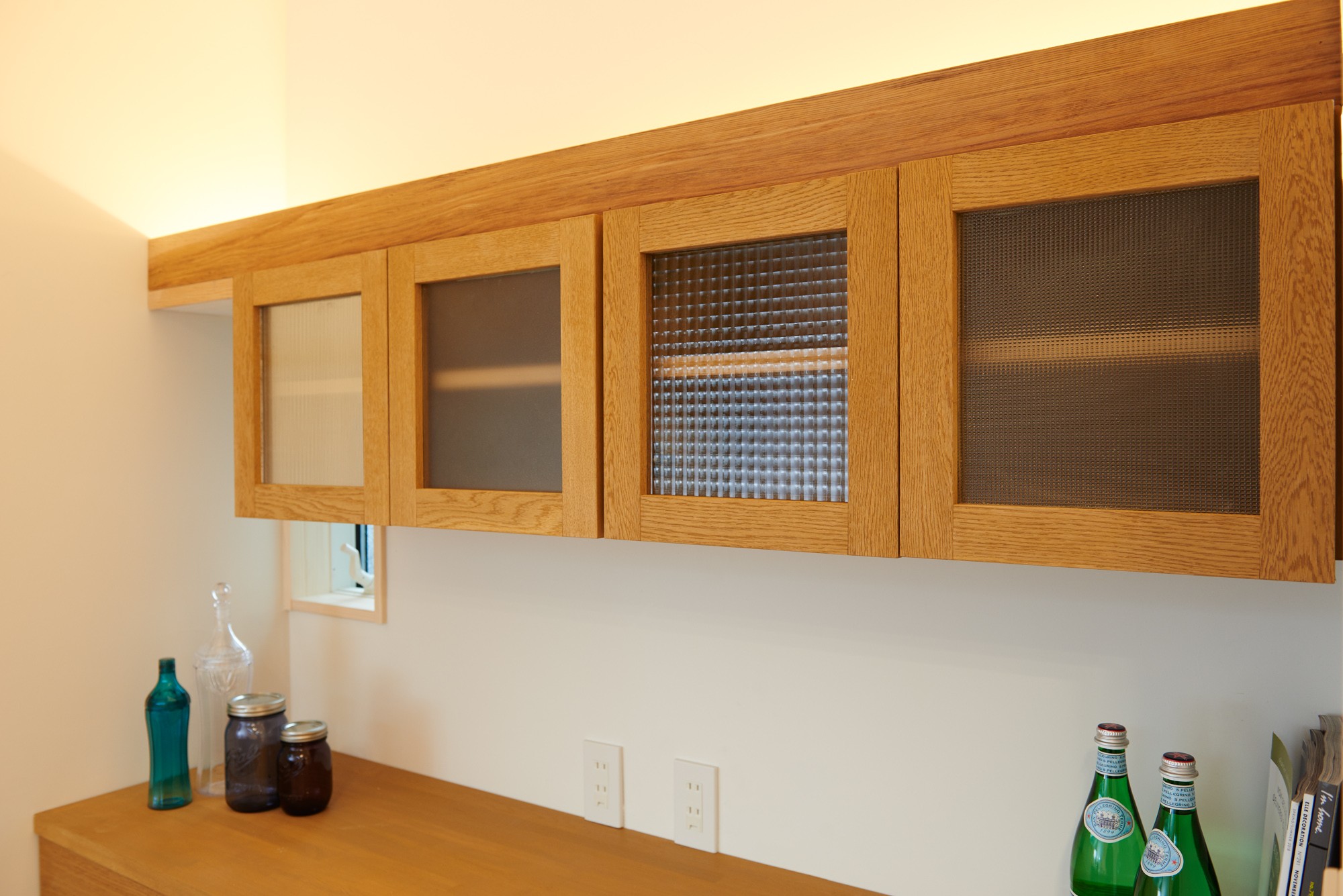 キッチン事例：デザインガラスカップボード（ナチュラルで柔らかい空気感）