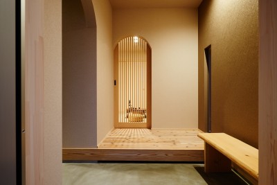 木製格子建具・玄関ホール (ナチュラルで柔らかい空気感)