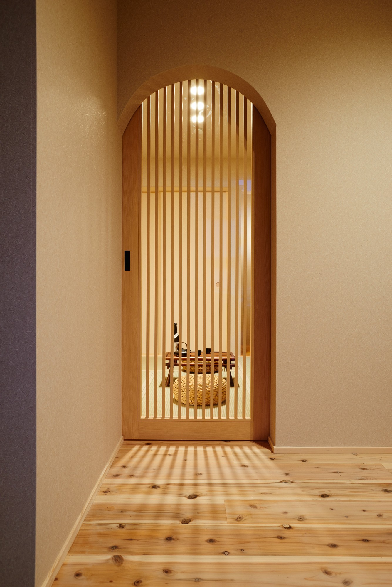 玄関事例：木製格子建具（ナチュラルで柔らかい空気感）