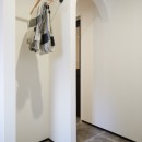 サブウェイタイルとモルタル風キッチンの男前スタイルの写真 玄関ホール・収納スペース