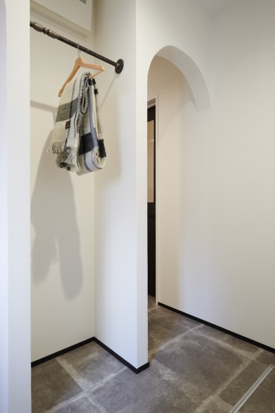 玄関ホール・収納スペース (サブウェイタイルとモルタル風キッチンの男前スタイル)