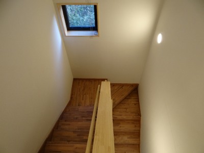 階段ホール (緑の中の家～自然の中で子供が伸び伸び育つ家～)