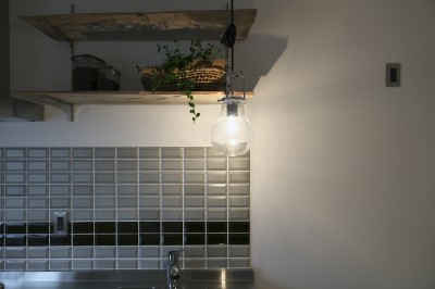 キッチンの壁に張られたタイル (古い建物ならではの味わいを生かしながら、現代の暮らしに合わせたレトロモダンな空間へ)
