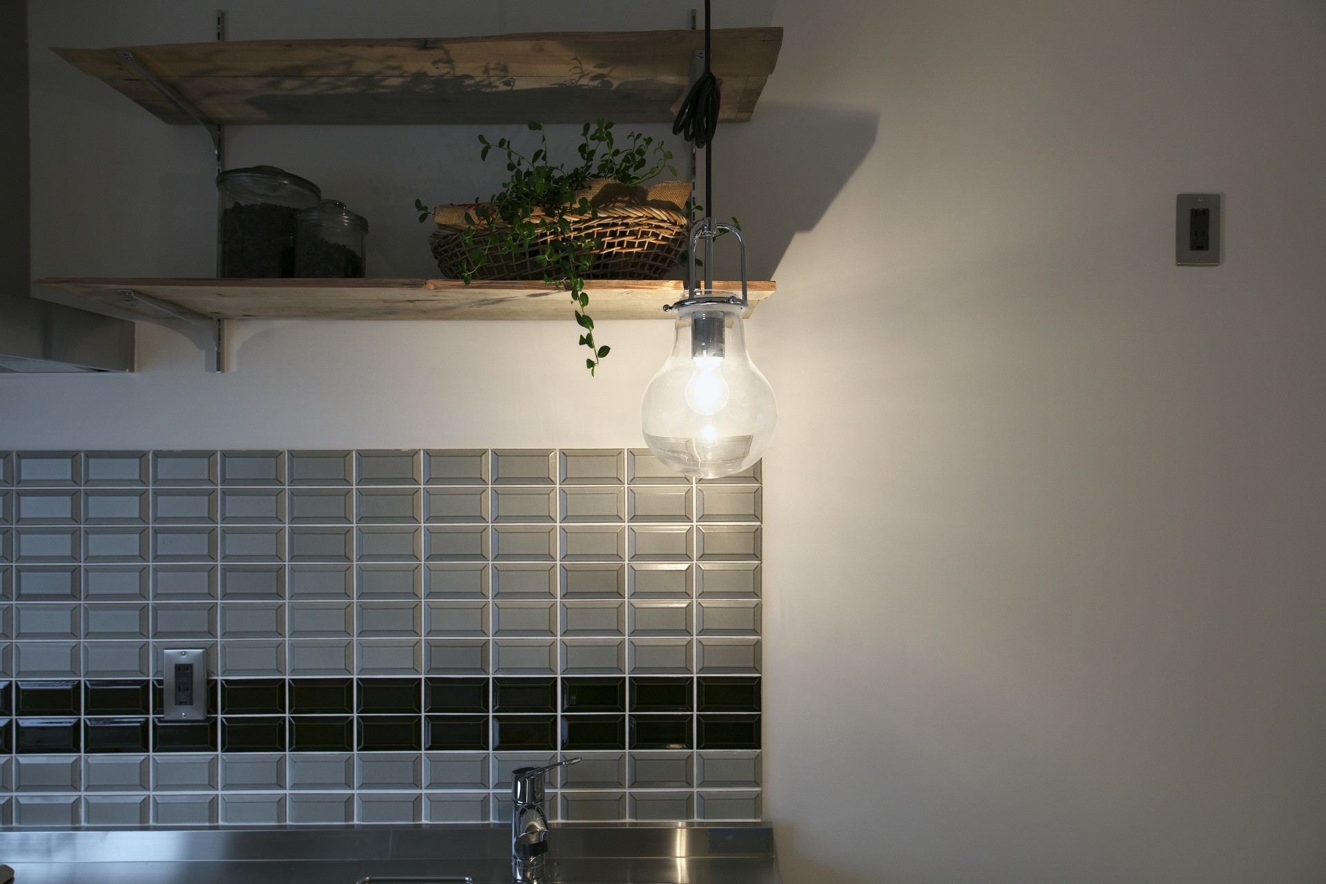キッチン事例：キッチンの壁に張られたタイル（古い建物ならではの味わいを生かしながら、現代の暮らしに合わせたレトロモダンな空間へ）