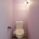 サブウェイタイルとモルタル風キッチンの男前スタイルの写真 トイレ