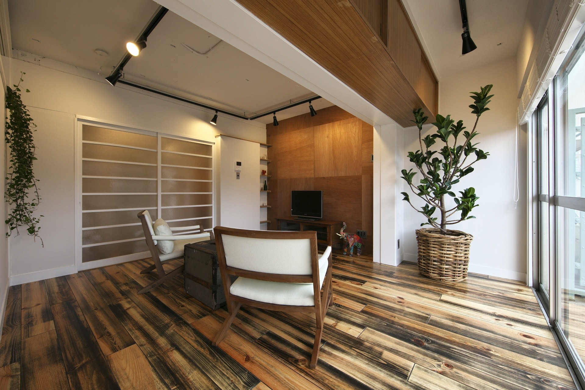 リビングダイニング事例：家具の配置が考えやすいリビングスペース（古い建物ならではの味わいを生かしながら、現代の暮らしに合わせたレトロモダンな空間へ）