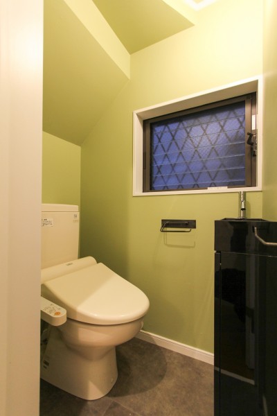 グリーンの壁紙のトイレ (明るく楽しい色づかい)