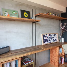 素材感で味付けしてよみがえるマンションリノベーション (モルタル壁と古材杉板のデスクカウンター)