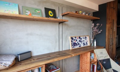 素材感で味付けしてよみがえるマンションリノベーション (モルタル壁と古材杉板のデスクカウンター)