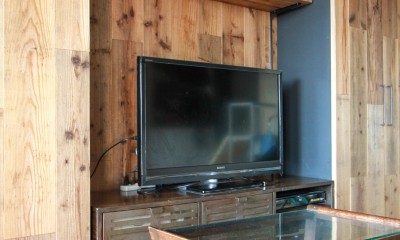 素材感で味付けしてよみがえるマンションリノベーション (手持ちのTVボードに合わせて造作した壁面収納)