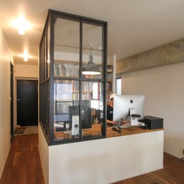 インダストリアルモダンなSOHO-ワークスペースと空間を仕切る室内窓
