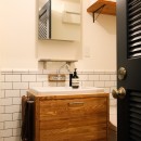 インダストリアルモダンなSOHOの写真 海外製の水栓器具とタイル貼りの洗面スペース