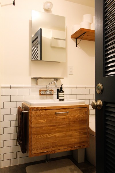 海外製の水栓器具とタイル貼りの洗面スペース (インダストリアルモダンなSOHO)