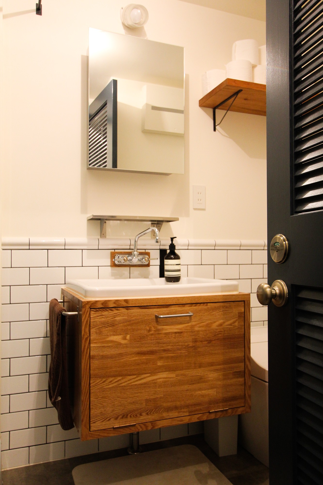 バス/トイレ事例：海外製の水栓器具とタイル貼りの洗面スペース（インダストリアルモダンなSOHO）