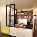 インダストリアルモダンなSOHOの写真 ワークスペースと空間を仕切る室内窓