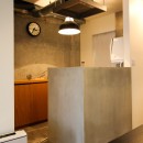 インダストリアルモダンなSOHOの写真 モルタル仕上げのキッチン腰壁