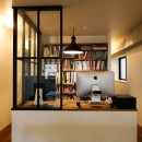 インダストリアルモダンなSOHOの写真 ワークスペースと空間を仕切る室内窓