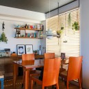 集って楽しいカフェテイストの家の写真 北欧のペンダントランプとダイニングテーブル
