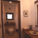 住まう楽しみ－１００年住み継ぐ家の写真 手づくり手洗器のあるトイレ