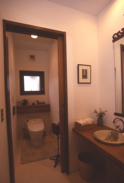 手づくり手洗器のあるトイレ (住まう楽しみ－１００年住み継ぐ家)