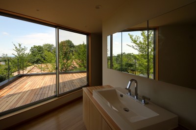 洗面所 (acubens/高台で​、基本は平屋だけど、潜望鏡のように2階に上がると富士山が拝めるかたちを考える。)