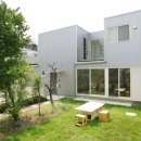 中庭とインナーバルコニーのある贅沢な家Ａの写真 インナーバルコニーのあるｶﾞﾙﾊﾞﾘｭｳﾑ鋼板の外観